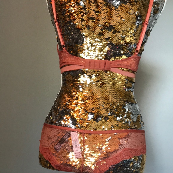 NWT vs 32C/XS Bombshell - Picture 2 of 6